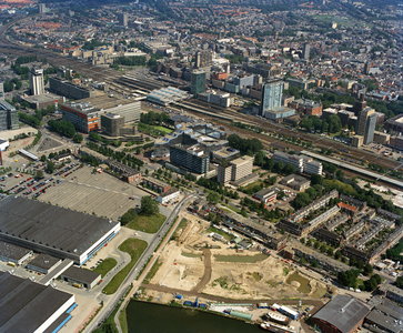 844602 Luchtfoto van het stationsemplacement van Utrecht-C.S., met links gebouwen op het terrein van de Koninklijke ...